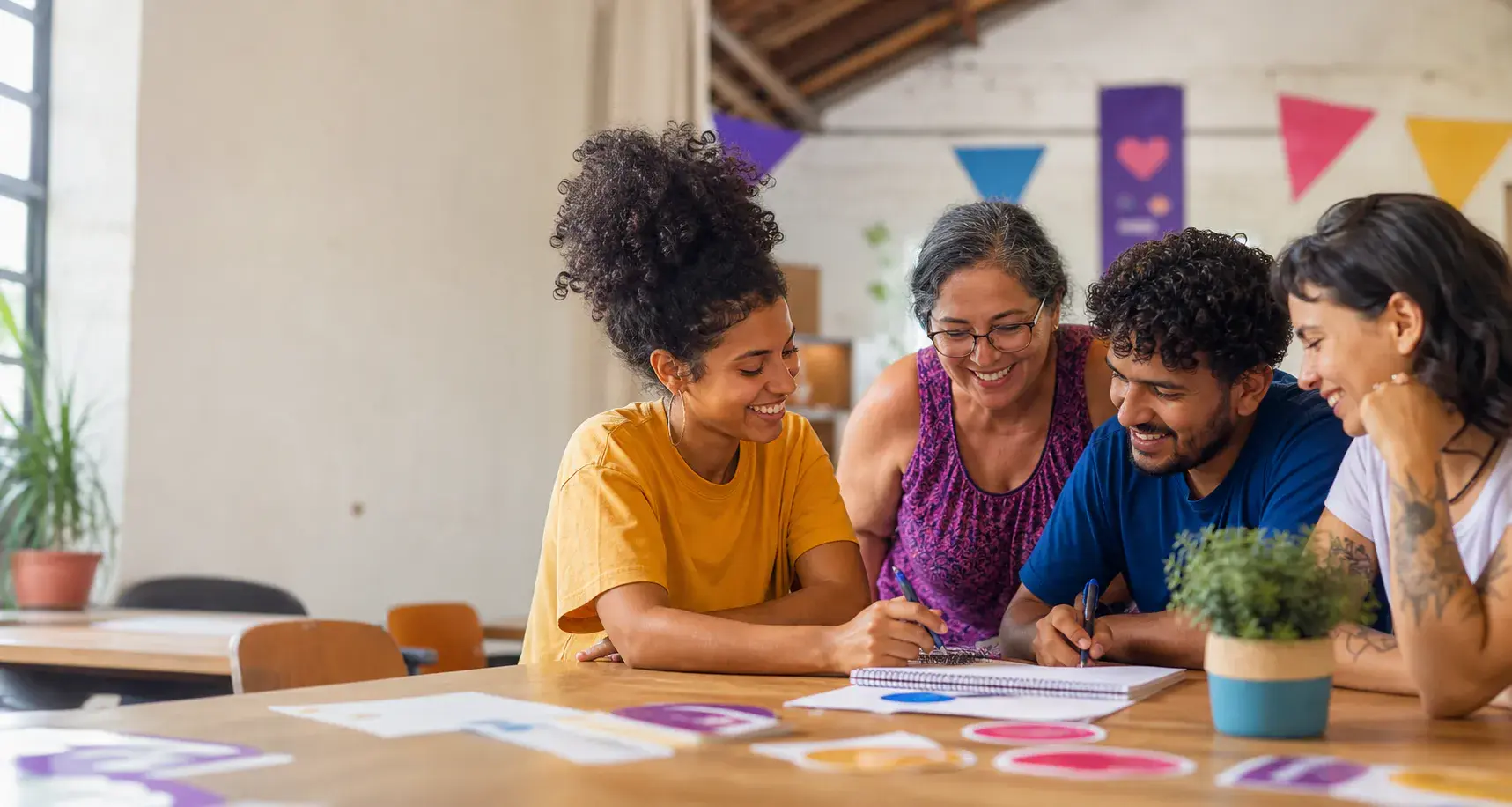 Pessoas reunidas para organizar uma campanha comunitária